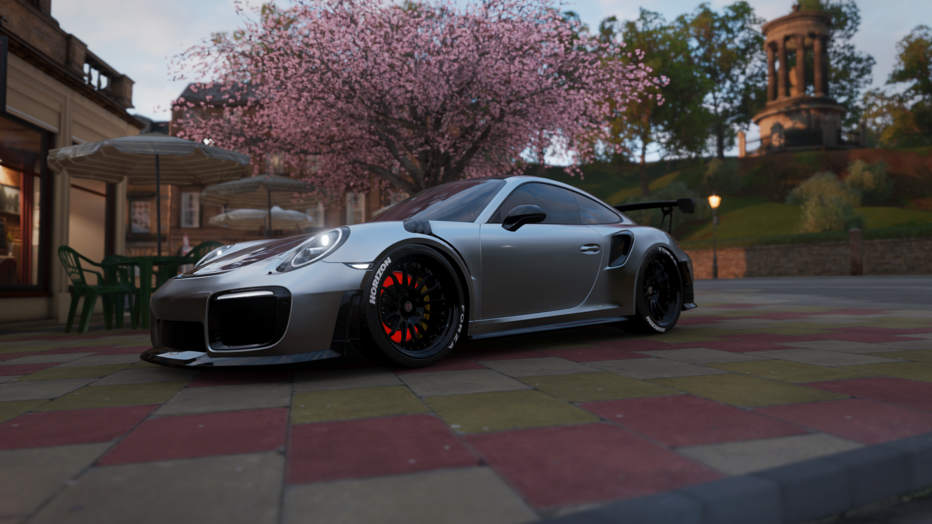 “健力运动：高新体育中心赛场见证力量与毅力的极限较量”