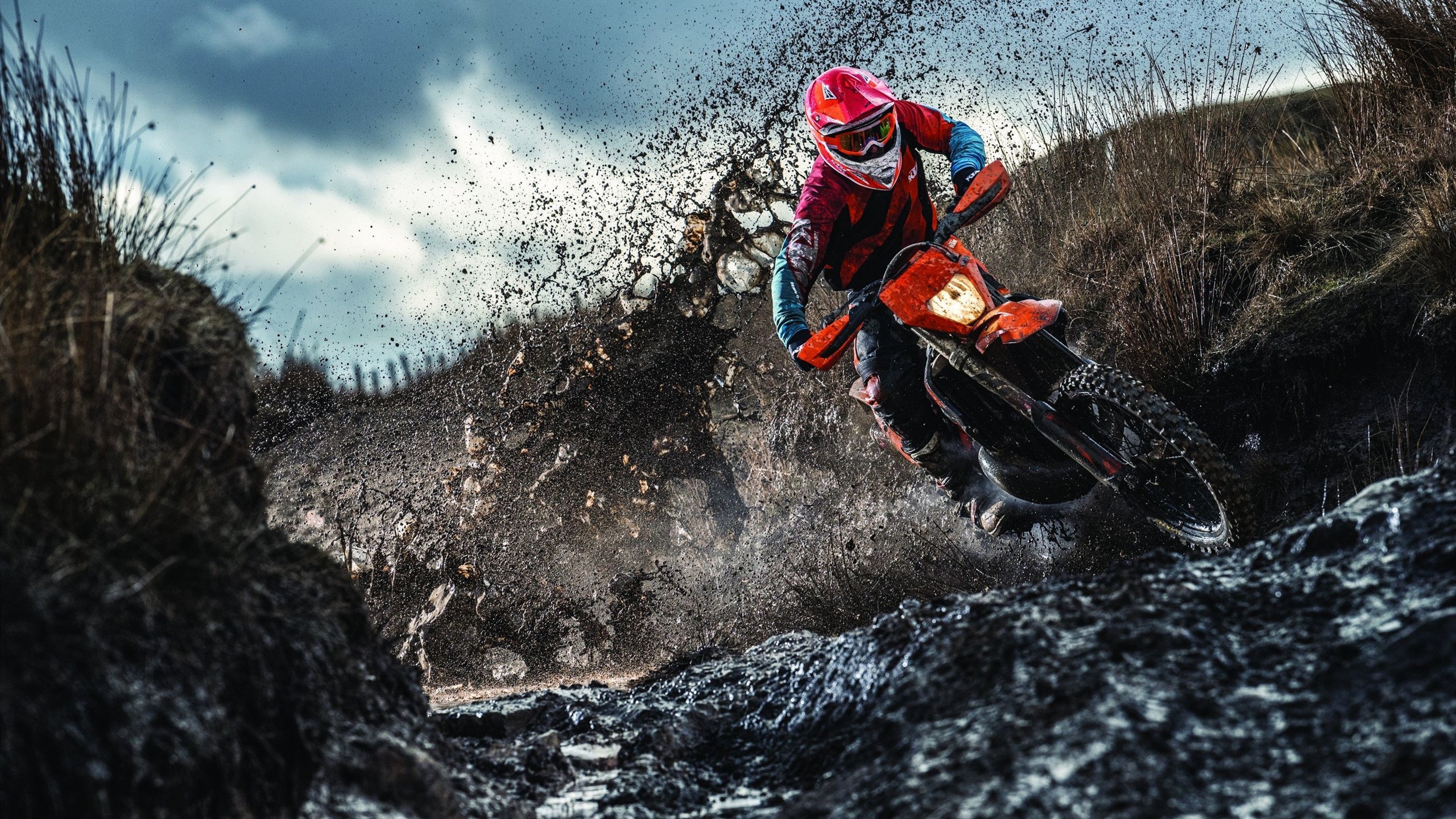 英超：利物浦2-2战平阿斯顿维拉，萨拉赫和奥巴梅杨各进一球，利物浦官方宣布与萨拉赫续约