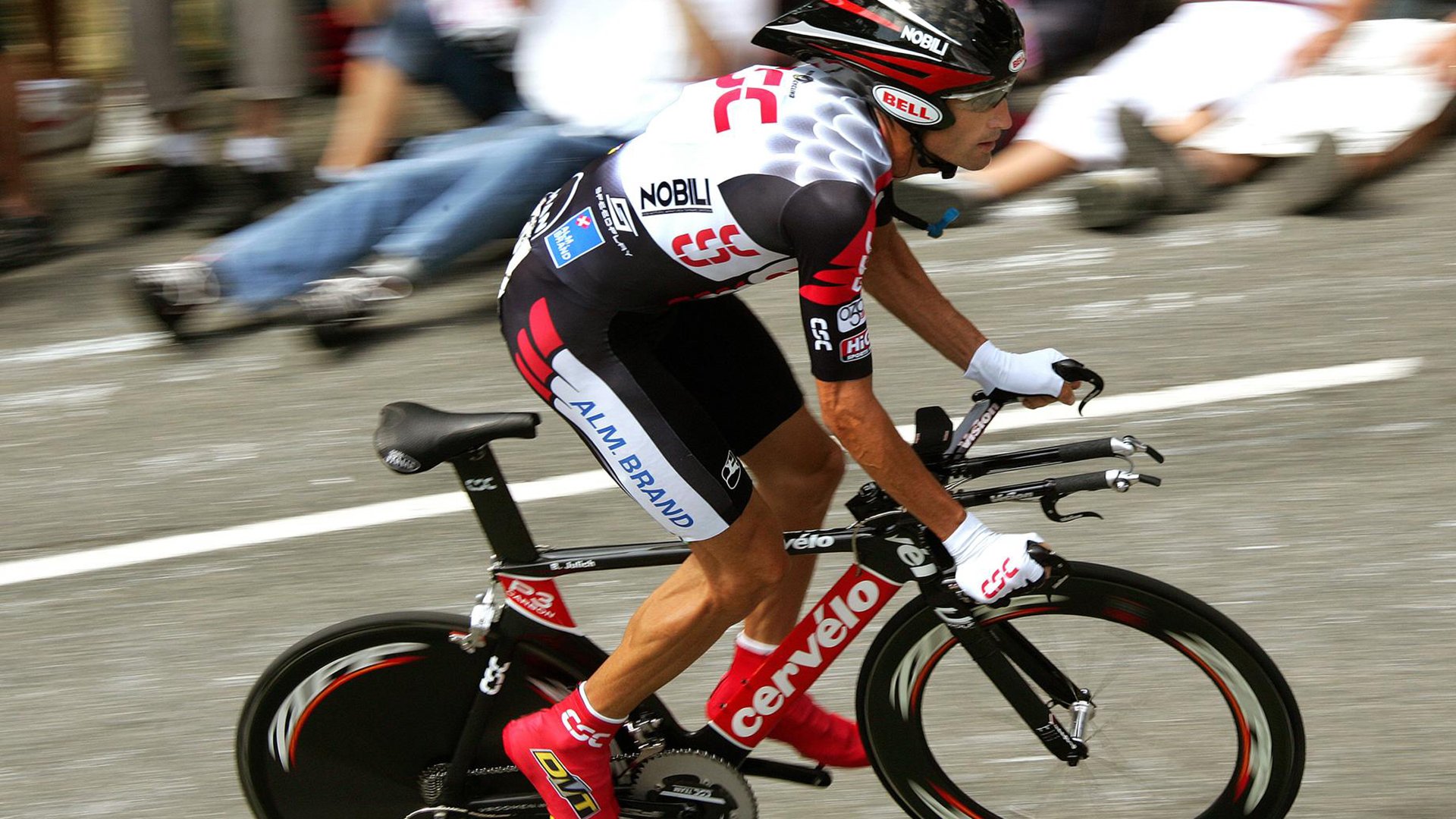 跨界合作不断升级:电竞与时尚、娱乐产业深度融合,电竞与品牌合作