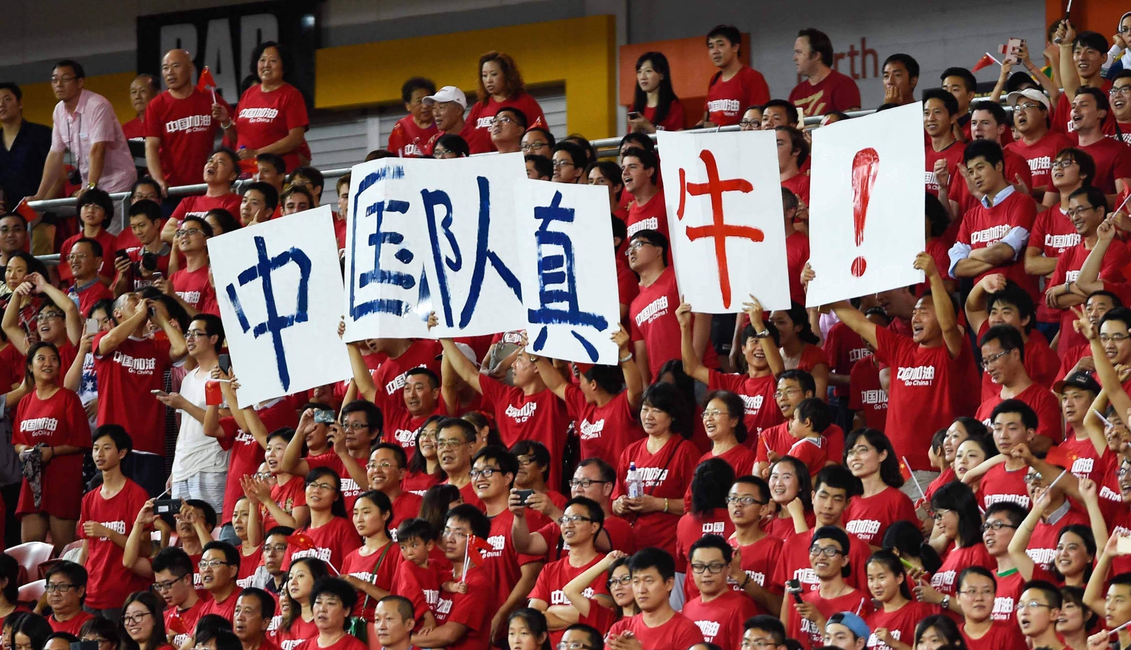 关于爱游戏体育:足球裁判争议判罚，引发球迷不满的信息